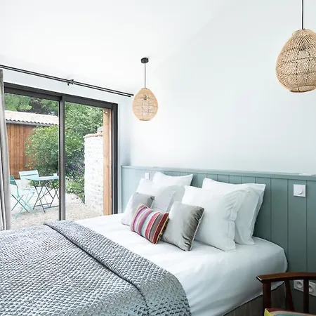 Sleeps 10 *