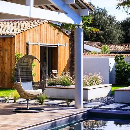 Sleeps 10 *