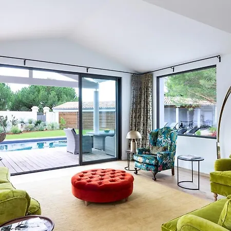 Sleeps 10 *