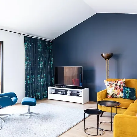 Sleeps 10 *